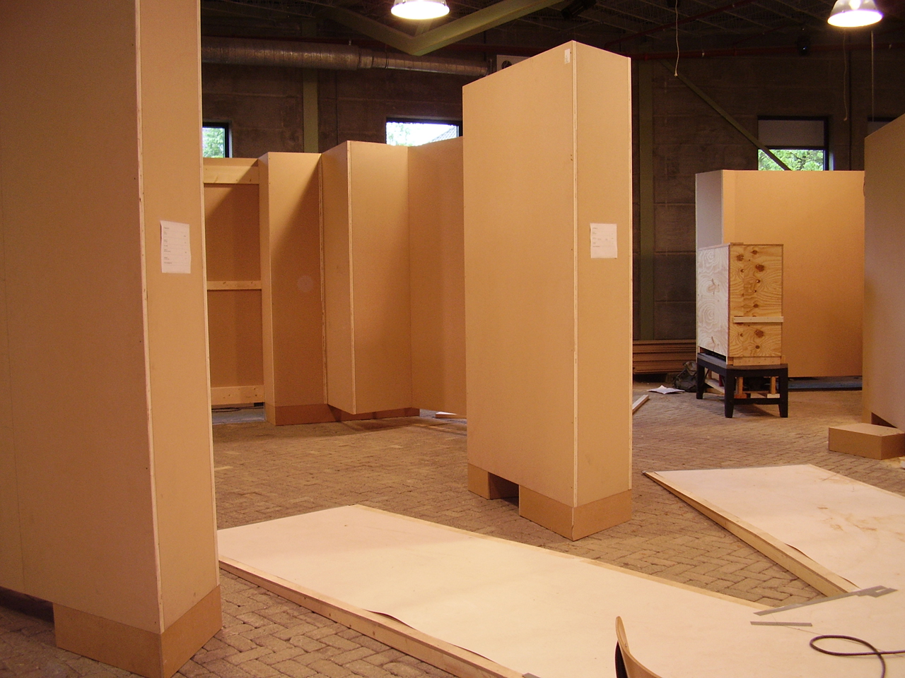 Opbouwen tentoonstelling in spoorwegmuseum. Aannemer Urbanizer